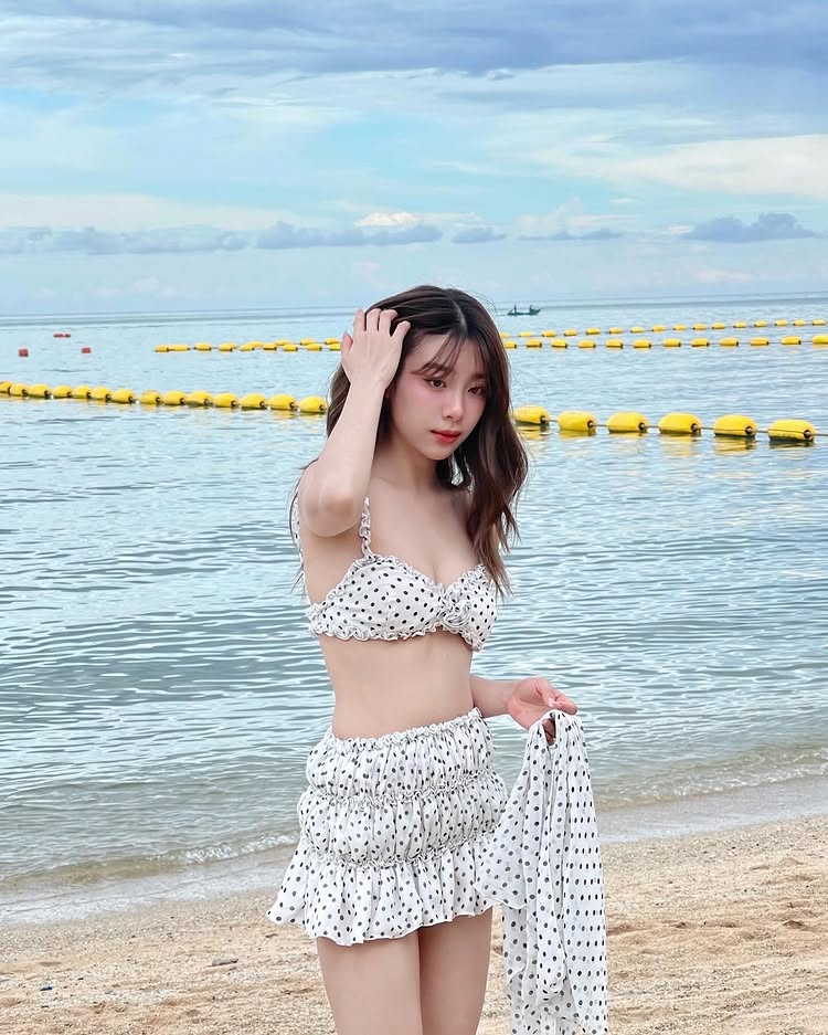 แก้ว ณัฐรุจา อดีต BNK48 จัดทูพีซเซ็กซี่ ๆ โชว์ผิวขาวเนียนริมหาด