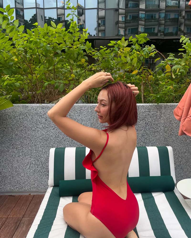 คารีสา สปริงเก็ตต์ โชว์แซ่บ ริมสระที่สิงคโปร์ หุ่นเซี้ยะไม่เบา