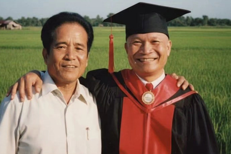 เอ็ม บุษราคัม ลูกสาวหม่ำ จ๊กมก ขอชาวเน็ตสานฝันพ่อถ่ายรูปกับปู่