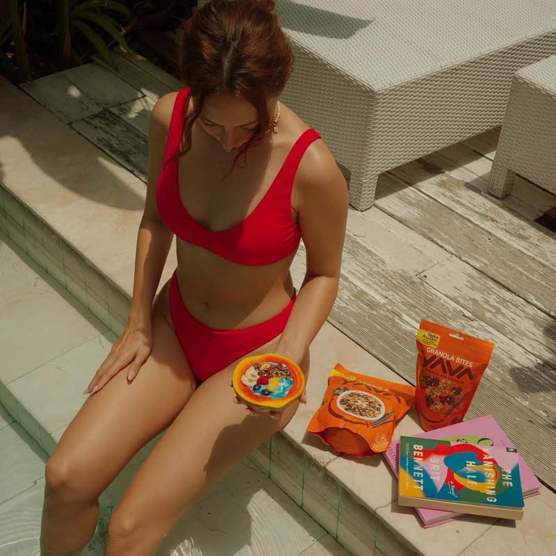 คารีสา สปริงเก็ตต์ โชว์แซ่บ ริมสระที่สิงคโปร์ หุ่นเซี้ยะไม่เบา