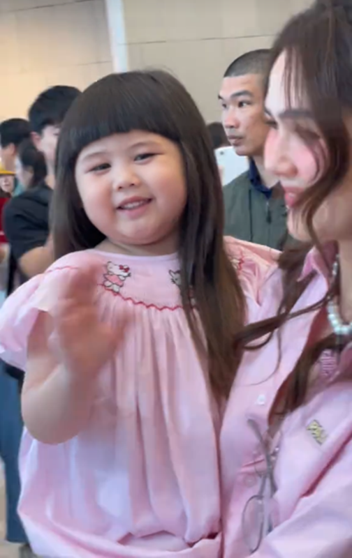 น้องแอบิเกล เปิดโหมดดาราสาว