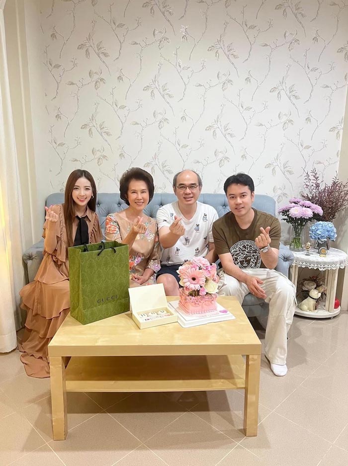 ครอบครัว ดวงดาว จารุจินดา