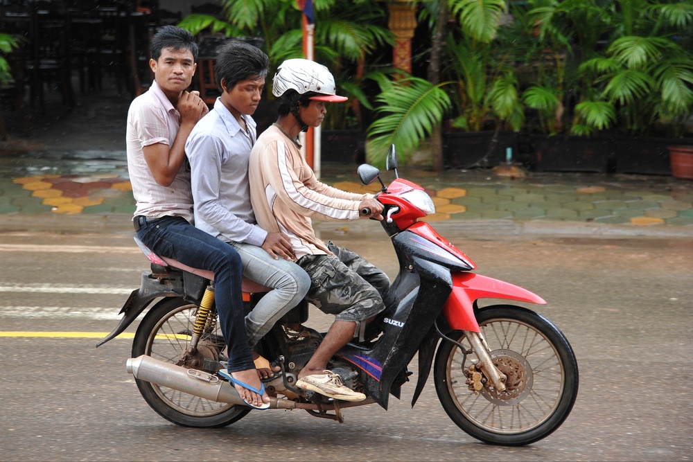 ขี่มอเตอร์ไซค์ซ้อน 3 ผิดกฎหมายไหม