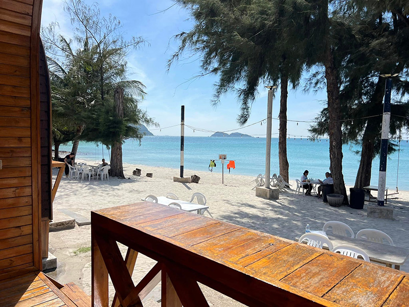 ที่พักสัตหีบริมทะเล บ้านรับรองหาดน้ำใส