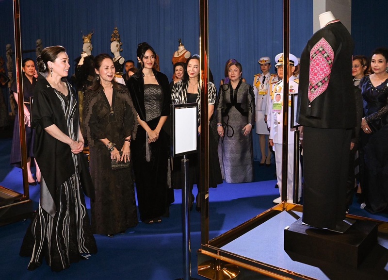 พระราชินี ทอดพระเนตรนิทรรศการ และงานแสดงแฟชั่นโชว์