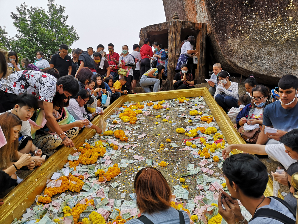 วัดที่มีรอยพระพุทธบาท