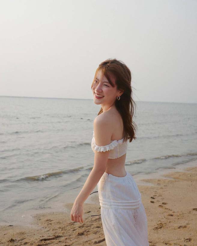 ใบเฟิร์น พิมพ์ชนก จัดทริปเที่ยวทะเล พร้อมแจกความสดใสเอฟซี สวยฉ่ำที่สุด