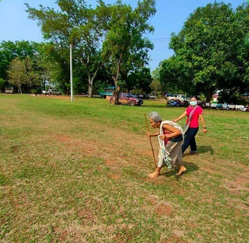 คุณยายถือพวงมาลัย