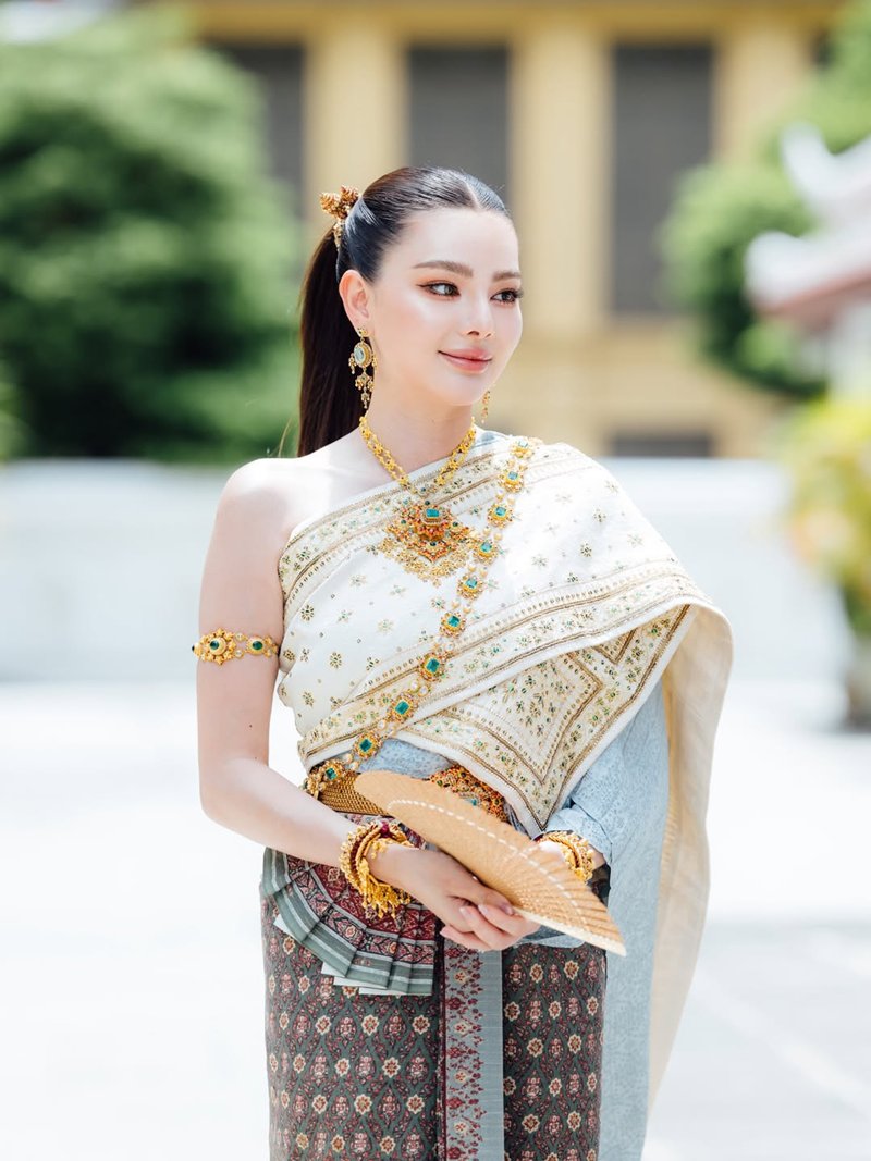 ดิว อริสรา สวมชุดไทย ควง วู้ดดี้ ล่ำซำ ทำบุญ เผยรูปคู่ครั้งแรก เหมาะสมกันสุด ๆ