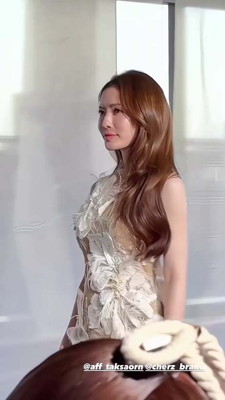 แอฟ ทักษอร สวยจึ้ง กับแฟชั่นชุดเดรสซีทรูลายลูกไม้สุดบาง