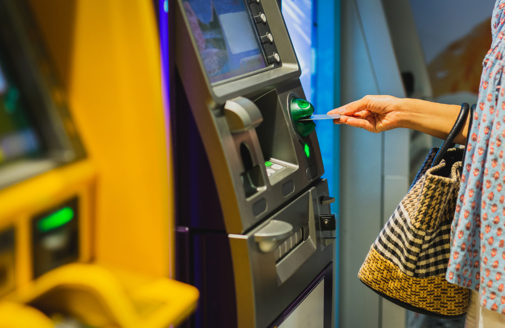เบิกถอนผ่านตู้ ATM ด้วยบัตรกดเงินสด