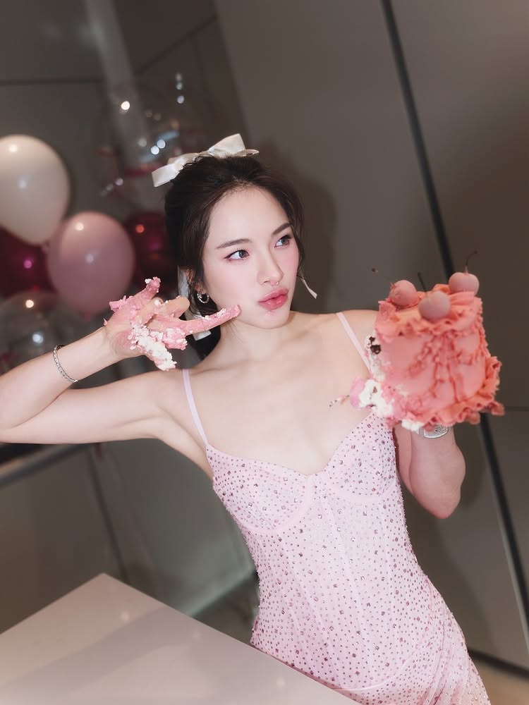 ปันปัน สุทัตตา แต่งเซ็กซี่เบา ๆ ฉลองวันเกิด 28 ปี