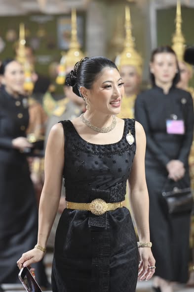 เจ้าฟ้าสิริวัณณวรีฯ ทรงฉลองพระองค์ชุดไทยดุสิต เสด็จไปทอดพระเนตรโขน