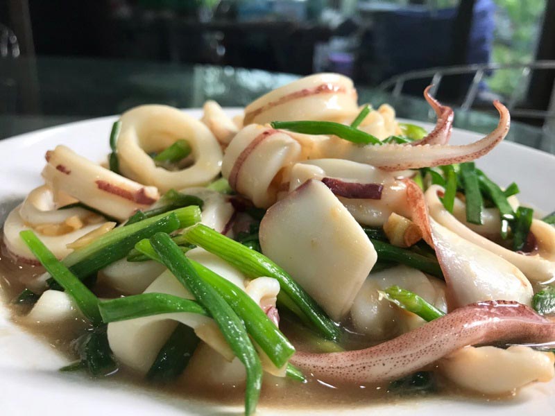 ปลาหมึกผัดต้นหอม