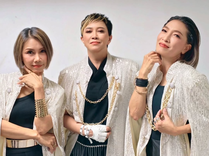 แอม เสาวลักษณ์ รวมตัวแก๊งสาว สาว สาว พร้อมแคปชั่นโบ๊ะบ๊ะฮาลั่น