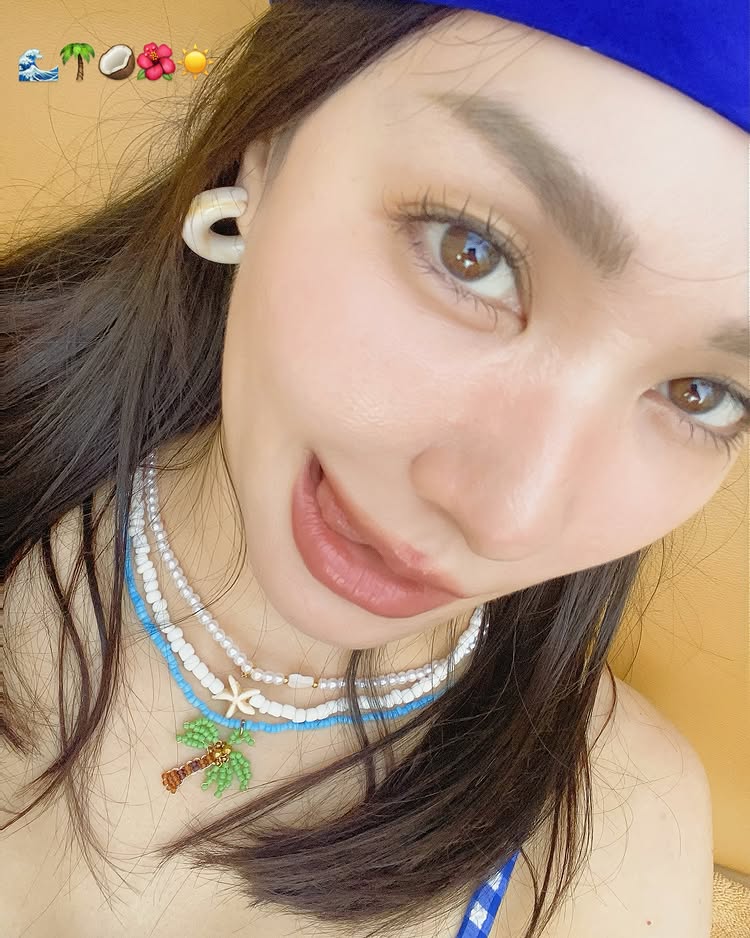 โฟร์ ศกลรัตน์ เสิร์ฟความฮอตฉ่า กับชุดนุ่งสั้น แชะภาพรัว ๆ ริมหาด