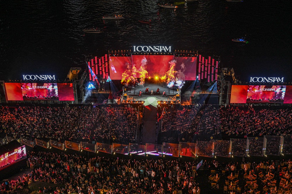 คนจากทั่วโลกร่วมฉลองเคานต์ดาวน์ที่ไอคอนสยาม