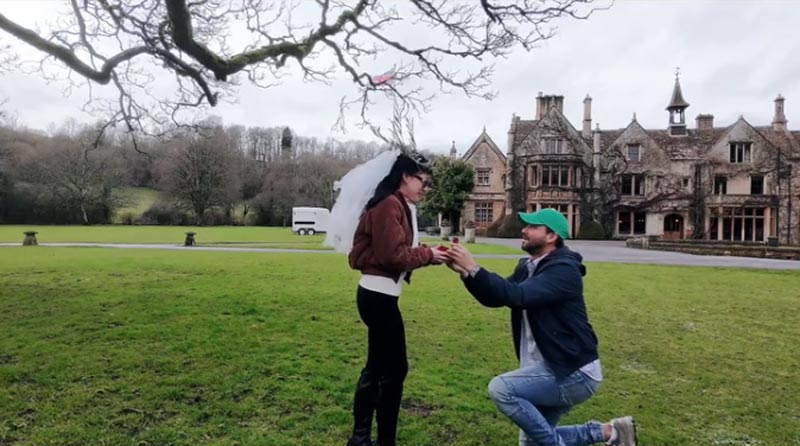 แอนดรูว์ กรเศก คุกเข่าขอแฟนสาวนอกวงการแต่งงาน