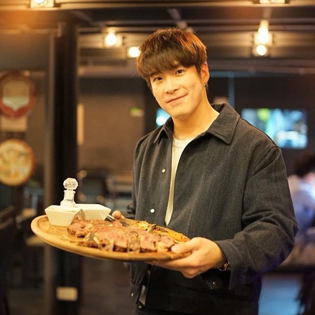 อาเล็ก ธีรเดช