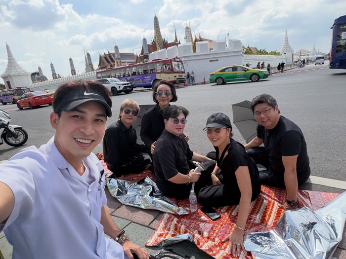 ดาราเฝ้าส่งเสด็จและร่วมถวายความอาลัย สมเด็จพระพันปีหลวง จาก รพ. จุฬาฯ ถึงพระบรมมหาราชวัง 