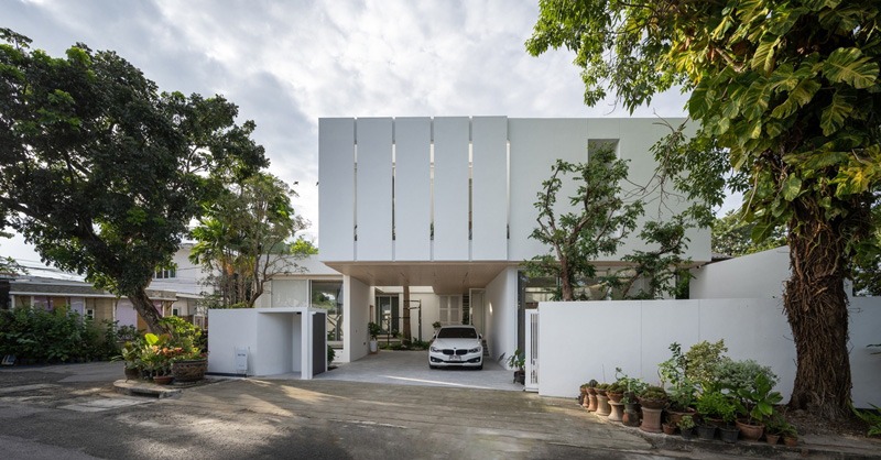 แบบบ้านโมเดิร์นสองชั้นทรงกล่องพร้อมสวนกลางบ้าน