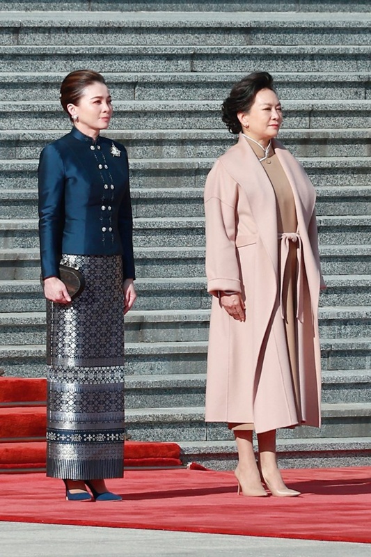 พระราชินีสุทิดา ทรงฉลองพระองค์งดงามระหว่างเสด็จเยือนจีน