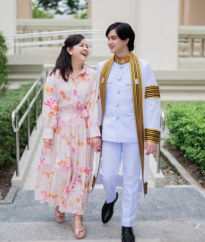 น้องเน็ต ลูกชาย น็อต-กวาง เป็นตัวแทนบัณฑิต ทูลเกล้าฯ ถวายพวงมาลัย กรมสมเด็จพระเทพฯ