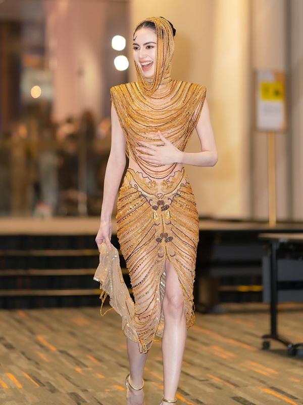 ใหม่ ดาวิกา ชุดสีทองสวยจึ้งดุจนางพญา