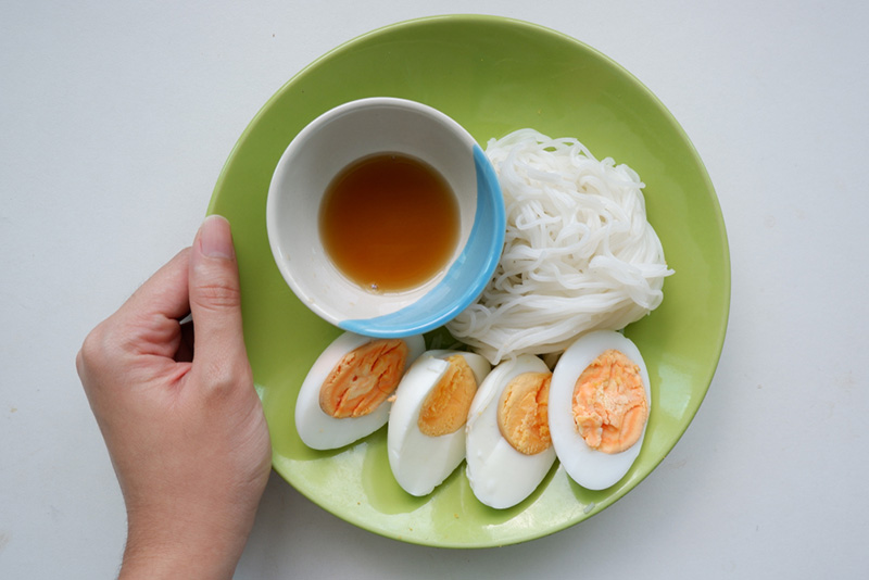 ขนมจีนน้ำปลาไข่ต้ม