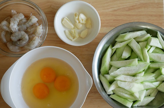 บวบผัดไข่
