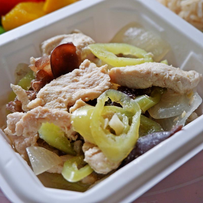 อกไก่ผัดพริกหยวก