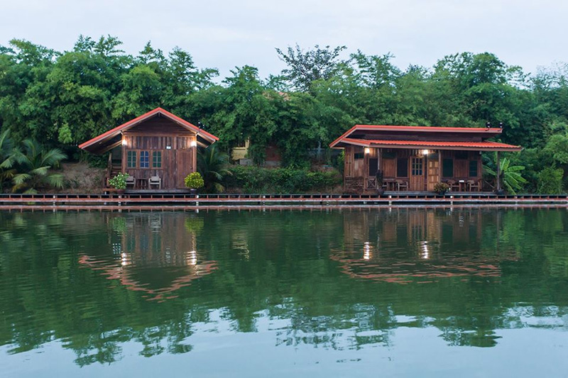 ที่พักริมน้ำ