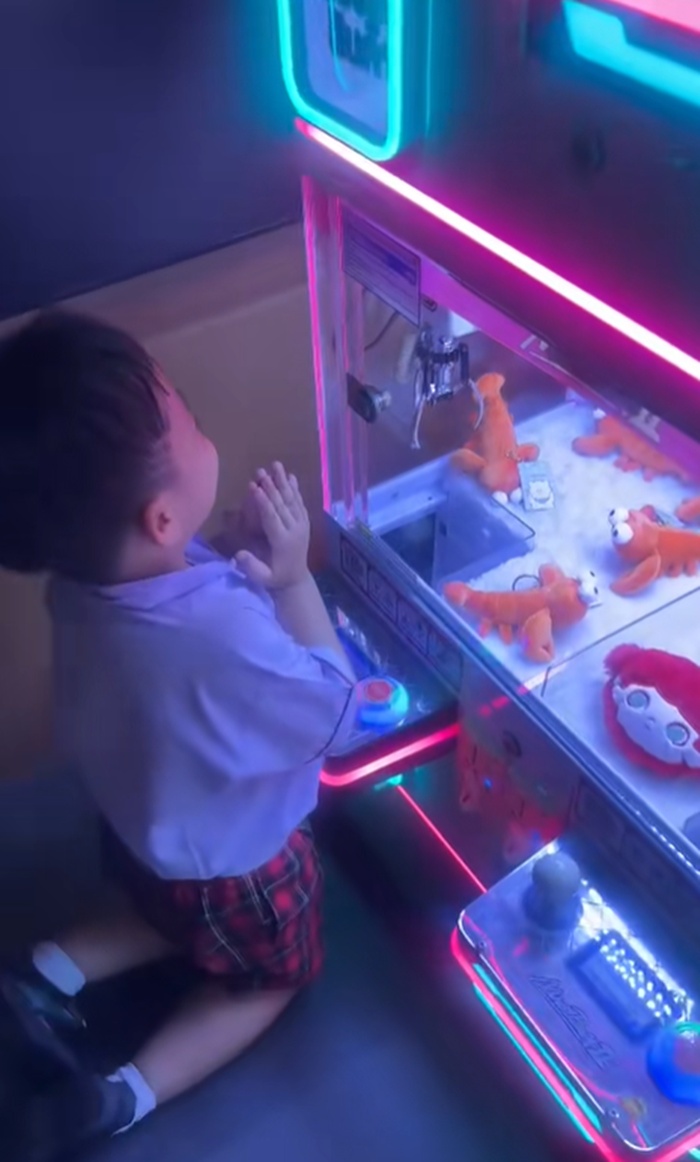 ตู้คีบตุ๊กตา