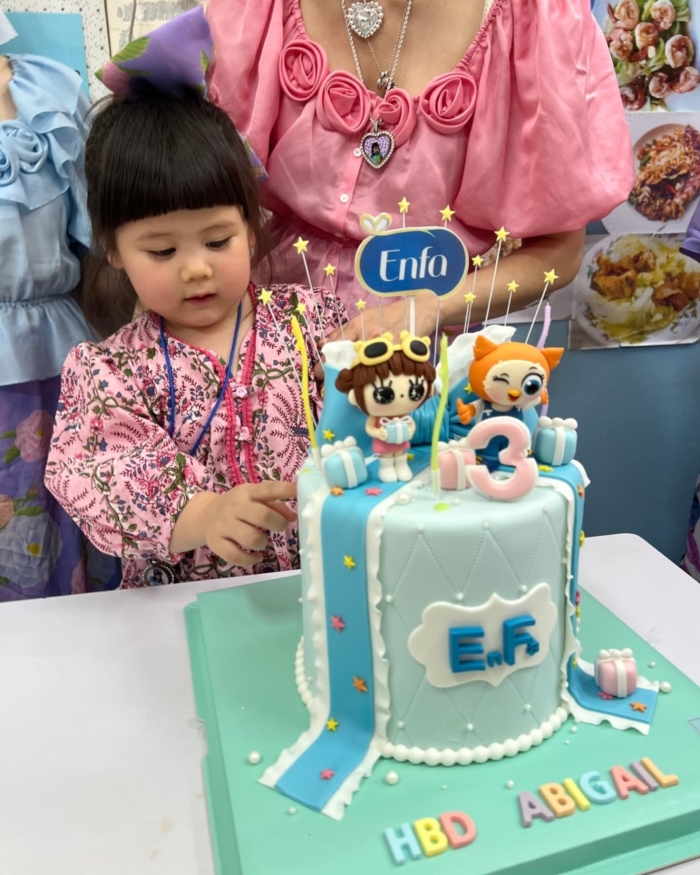 พีช สิตมน ภรรยา ติ๊ก เจษฎาภรณ์ ร่วมทำบุญวันเกิดของ น้องแอบิเกล 