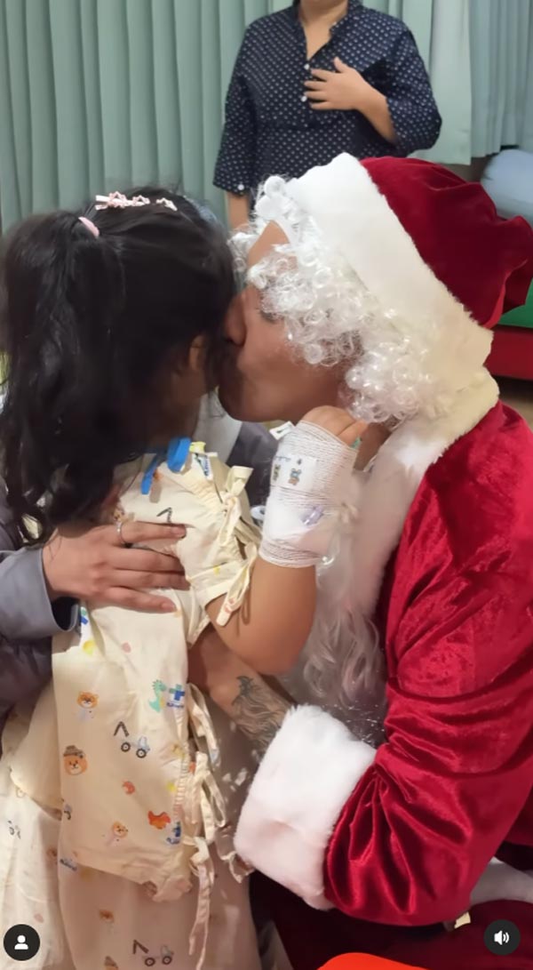 ดีเจแมน แต่งชุดซานต้าเซอร์ไพรส์ น้องเวทย์มน