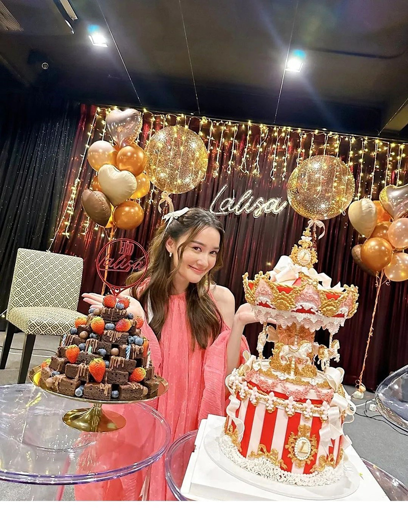 เปิดที่มาเค้กวันเกิด ลิซ่า BLACKPINK ม้าหมุนสุดอลัง