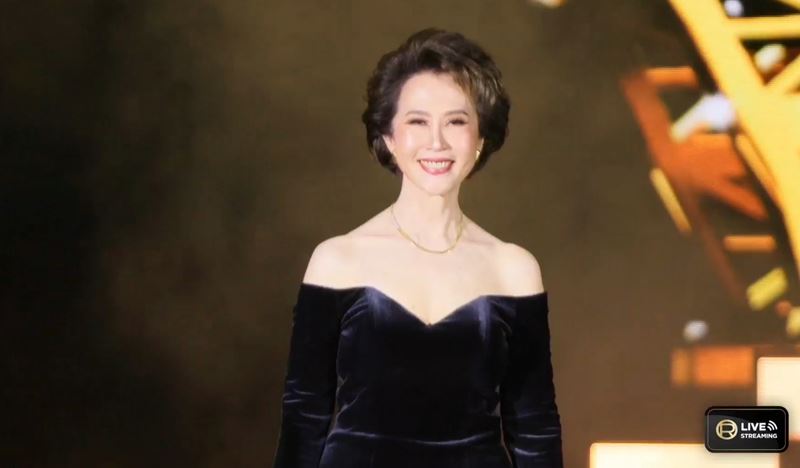 ดวงดาว จารุจินดา ลุคออกงานล่าสุดในวัย 73 สวยอมตะ