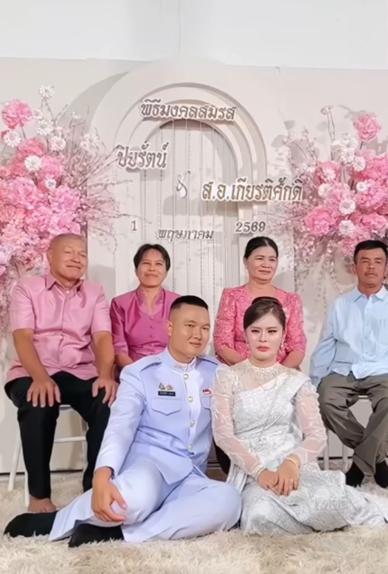เจ้าบ่าวหอมแก้มเจ้าสาว