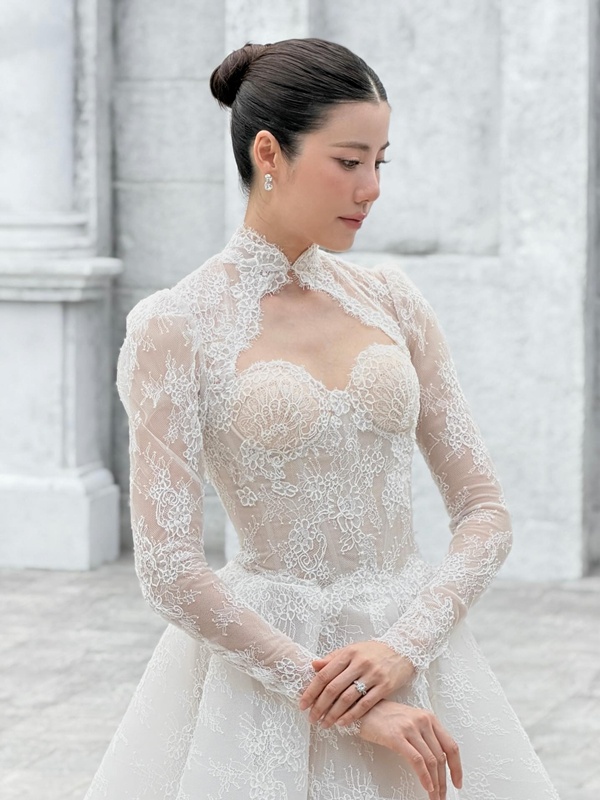 เอสเธอร์ สุปรีย์ลีลา สวมชุดเจ้าสาวสวยละมุน