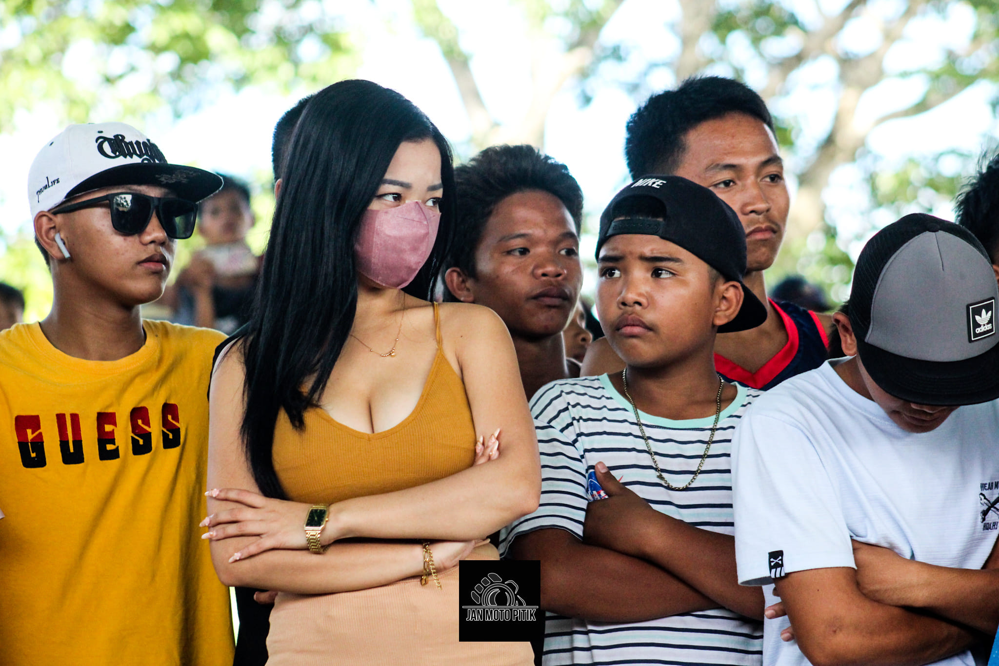 มองหน้าอก