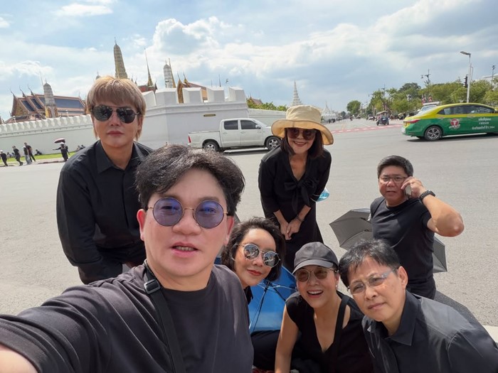 ดาราเฝ้าส่งเสด็จและร่วมถวายความอาลัย สมเด็จพระพันปีหลวง จาก รพ. จุฬาฯ ถึงพระบรมมหาราชวัง 