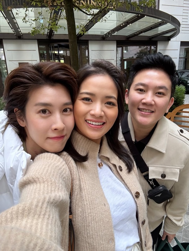 เชียร์ ฑิฆัมพร ควง หมิว รังสินี แจกโมเมนต์มุ้งมิ้ง ๆ ที่อังกฤษ  