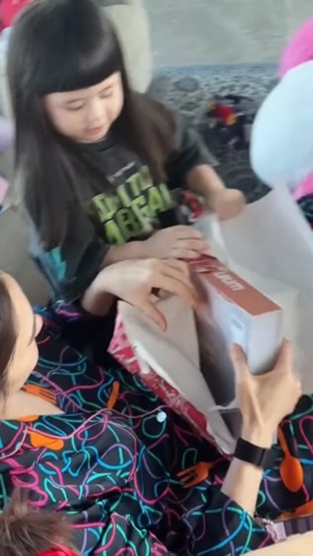 ชมพู่ อารยา แกะของขวัญจากเพื่อนซี้ พลอย ชวพร