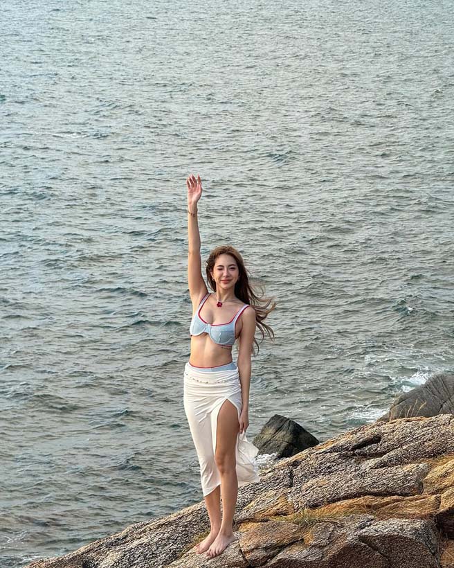 น้ำฝน ปริตา เสิร์ฟลุคเซ็กซี่ริมทะเล นุ่งทูพีซแชะภาพรัว ๆ ที่เกาะเสม็ด