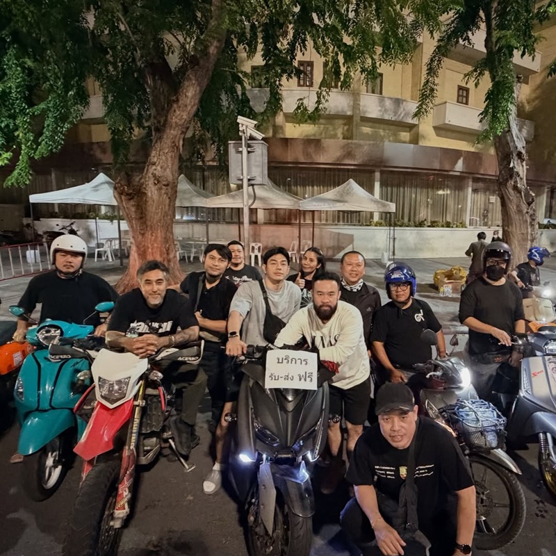 อาร์ต พศุตม์ อาสาช่วยจัดแถว ขี่รถรับส่งฟรีที่สนามหลวง เพื่อร่วมถวายความอาลัย