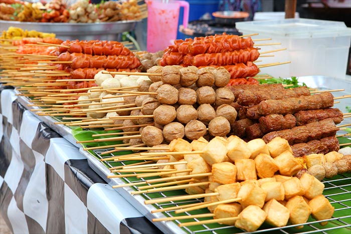 ของทานเล่นที่ขายดีในวันลอยกระทง เช่น ลูกชิ้นปิ้ง ไก่ทอด เฟรนช์ฟรายส์ ผลไม้สด ก็น่าสนใจเช่นกัน