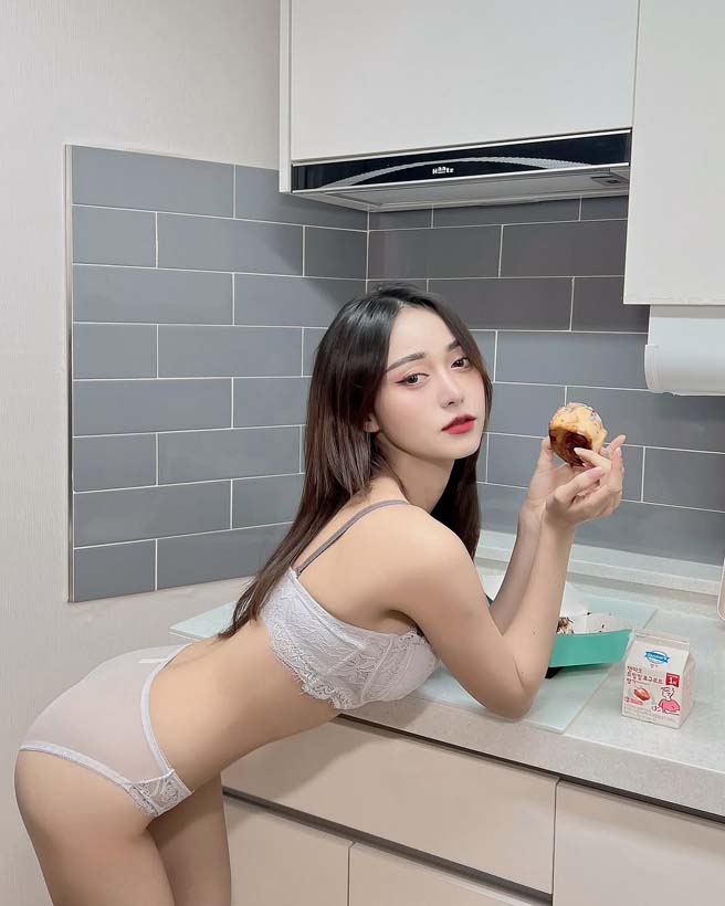 เอื้อย พรสวรรค์ กับชุดนอนไม่ได้นอน เพราะหิว ลุกมาค้นตู้เย็นหาอะไรกิน