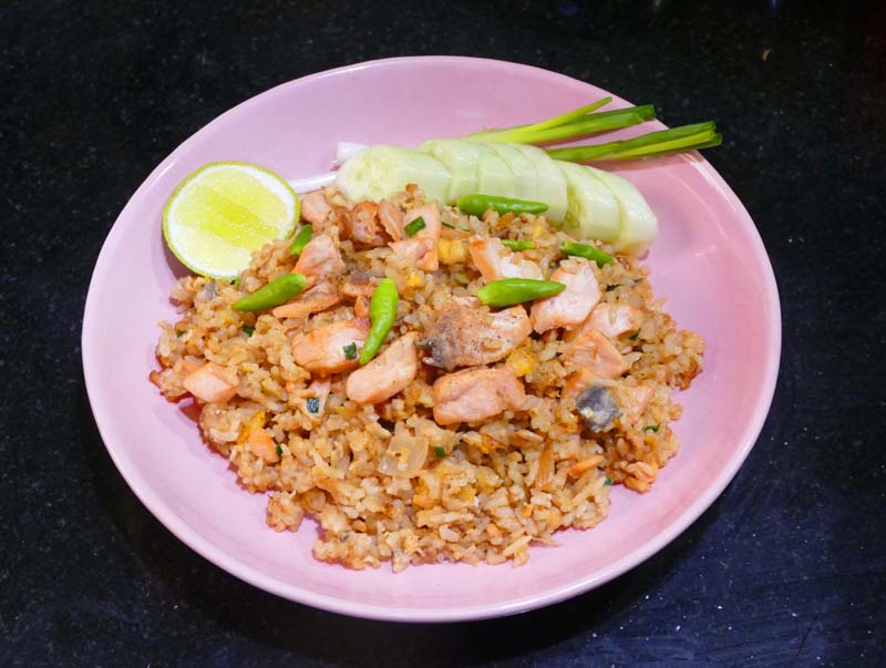 ข้าวผัดแซลมอน