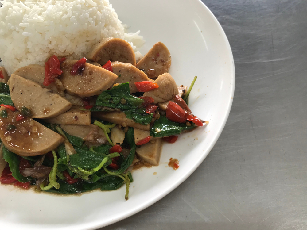 กะเพราหมูยอราดข้าว