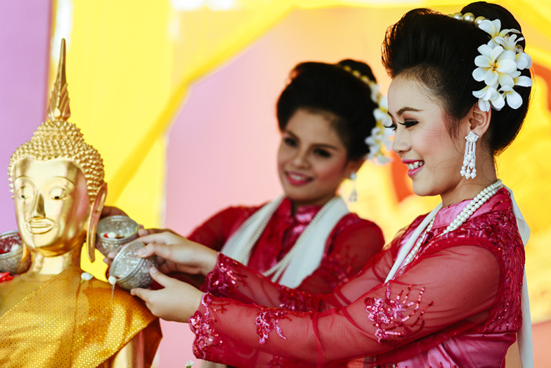 สงกรานต์พระประแดง 2568 กิจกรรมภายในงาน การสรงน้ำพระพุทธรูป